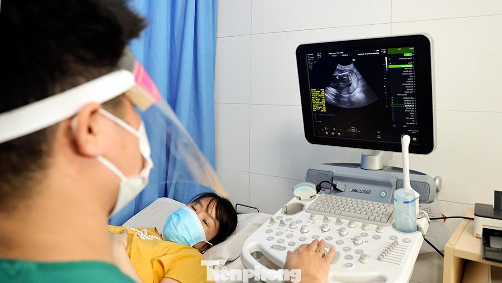 Bà bầu trên 13 tuần có chỉ định tiêm vắc xin phải được kiểm tra toàn bộ bệnh lý như bệnh mạn tính, siêu âm thai, kiểm tra các bất thường về nước ối, bánh rau… loại trừ các bệnh lý về nội và sản khoa.