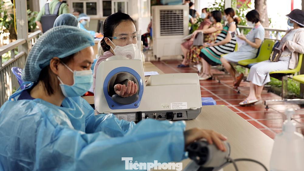 Đo huyết áp cho bà bầu bằng thiết bị hiện đại ngay tại lối vào.