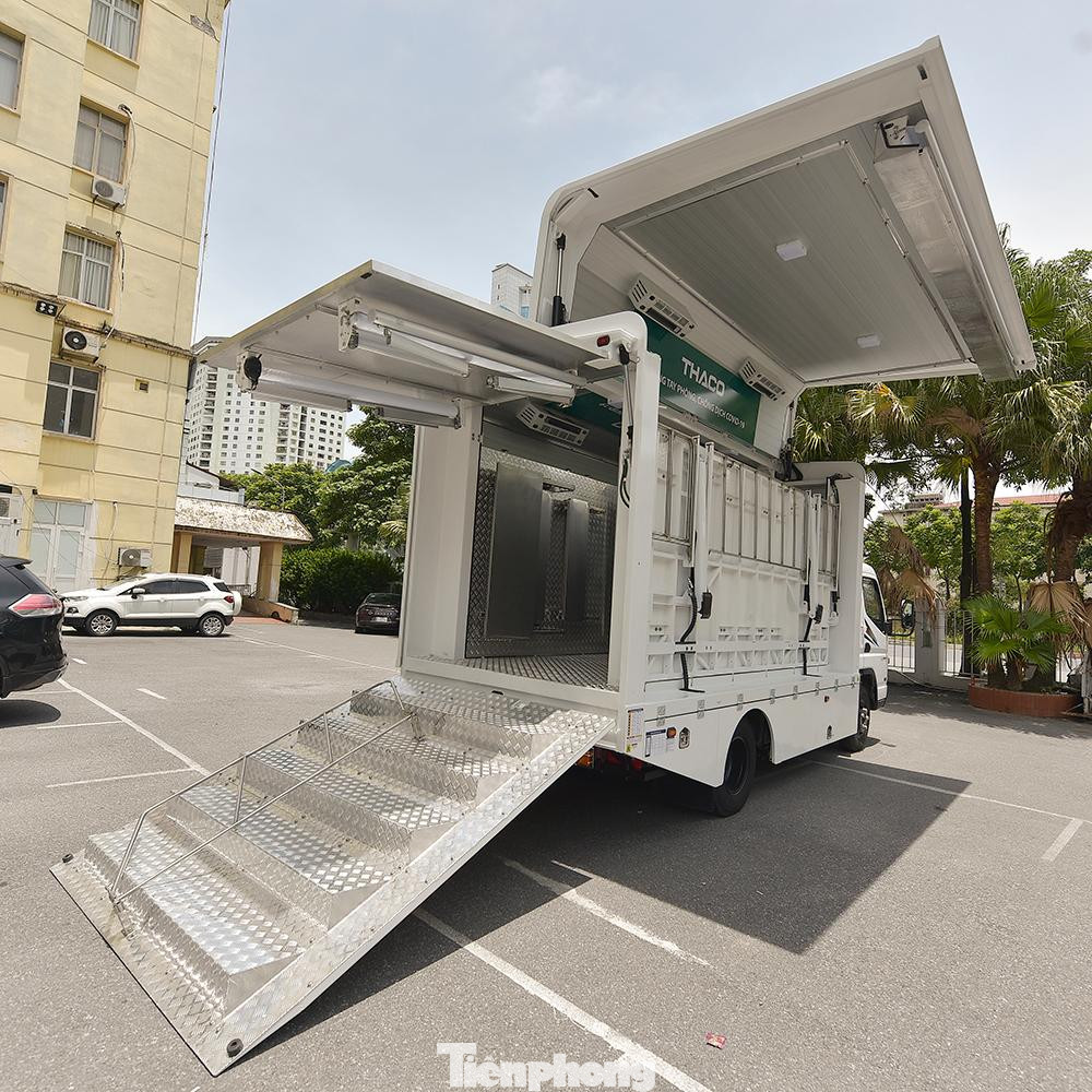 Xe trang bị đầy đủ thiết bị phục vụ tiêm chủng như tủ bảo quản vắc xin, bàn ghế, thiết bị khám sàng lọc, máy phát điện dự phòng...