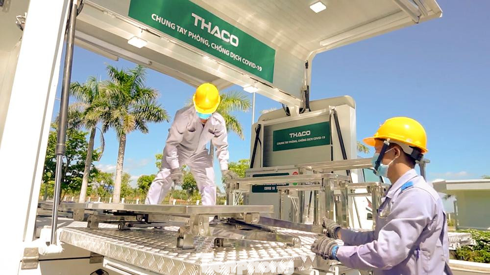 Bên cạnh đó, một số bộ phận như bàn, ghế, lan can an toàn được đội ngũ kỹ thuật thao tác bằng tay.