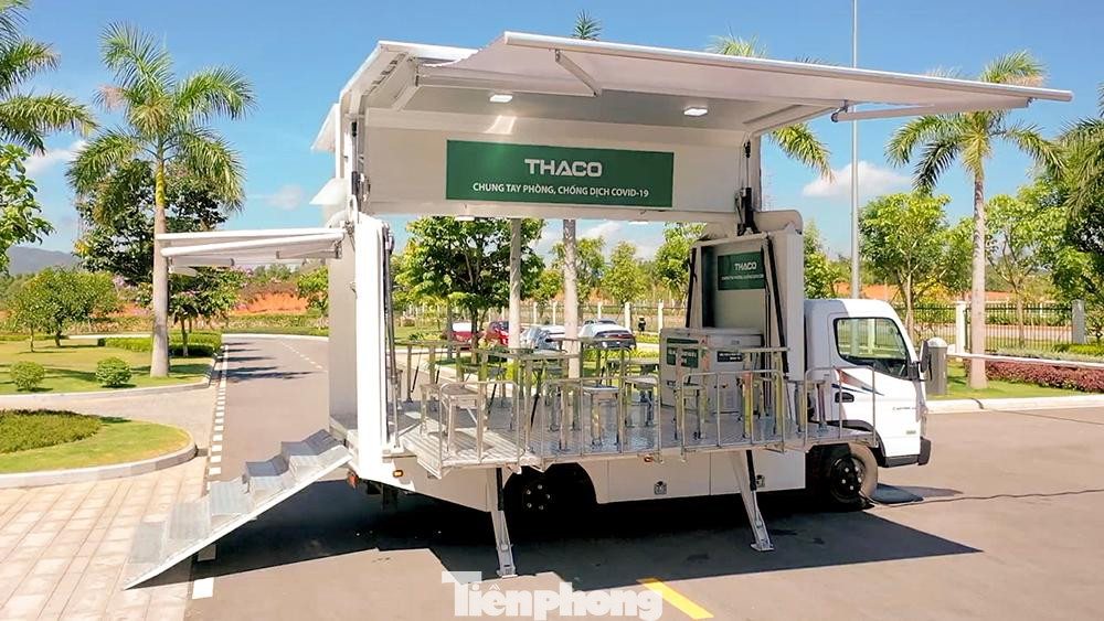 Lòng thùng xe bung ra, kết hợp với sàn chính tạo thành không gian rộng rãi để bố trí bàn ghế phục vụ khám sàng lọc, tiêm ngừa. Không gian sàn xe sử dụng làm khu vực tiêm, nằm độc lập với mặt đường và những người xếp hàng bên dưới, đảm bảo các quy định giãn cách an toàn.