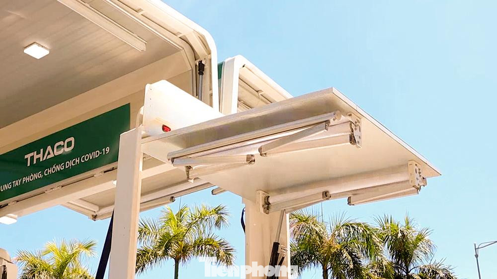 Bên thân xe biến thành đôi cánh lớn che mưa chắn nắng, đảm bảo công tác tiêm chủng trong mọi điều kiện thời tiết, kể cả có mưa nhỏ.