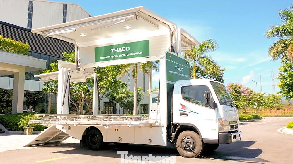 Ngoài phục vụ tiêm chủng, xe chuyên dụng tiêm vaccine lưu động còn sử dụng được cho công tác lấy mẫu xét nghiệm COVID-19 nhằm đảm bảo cách ly, khoanh vùng, dập dịch hiệu quả.