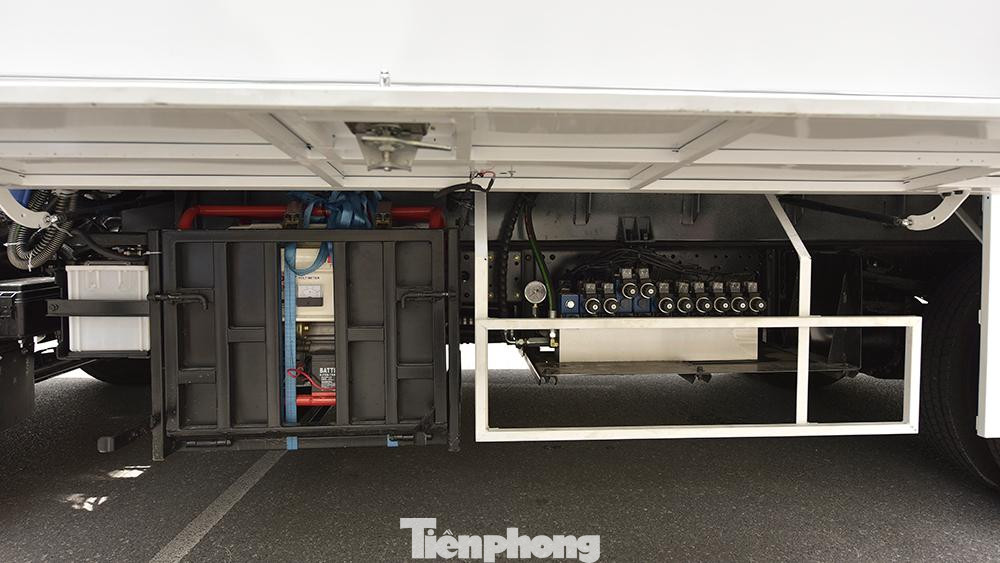 Chiếc xe được thiết kế đơn giản, dễ vận hành. Tất cả các hệ thống nâng hạ được vận hành bằng thủy lực và điều khiển bằng điều khiển từ xa thông minh.