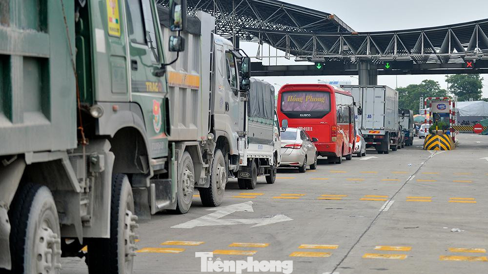Tuyến cao tốc bị tắc khoảng 3km từ khu vực Trạm thu phí trở đi.