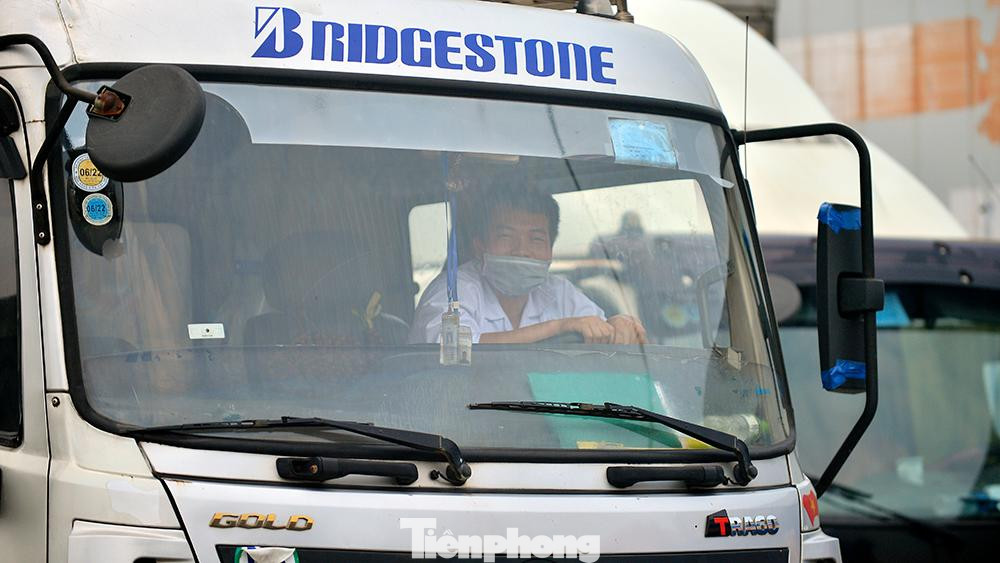 Trung bình các tài xế phải chờ ít nhất 1 tiếng đồng hồ mới có thể đi qua được khu vực kiểm dịch này.