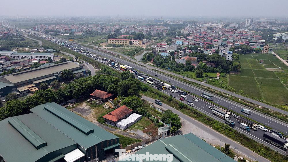 Khoảng gần 11h hôm nay (20/7), lượng phương tiện qua Trạm thu phí cao tốc Pháp Vân - Cầu Giẽ, vào trung tâm TP Hà Nội vẫn rất đông.