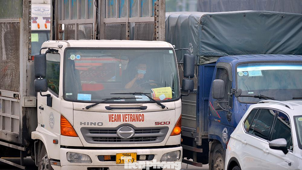 Hiện tại ở chốt kiểm dịch này lực lượng y tế còn khá mỏng trong khi đặc thù phương tiện đi qua cửa ngõ này vào thành phố ước tính đến 65 ngàn lượt xe một ngày nên ảnh hưởng đến tốc độ thông xe ở đây.