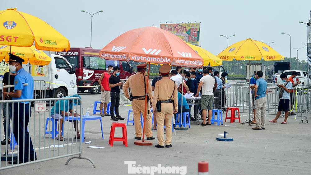 Lực lượng CSGT khuyến cáo những tài xế trước khi đi qua chốt kiểm dịch cần chuẩn bị sẵn các loại giấy tờ cần kiểm tra và khai báo y tế online trước khi đến chốt.