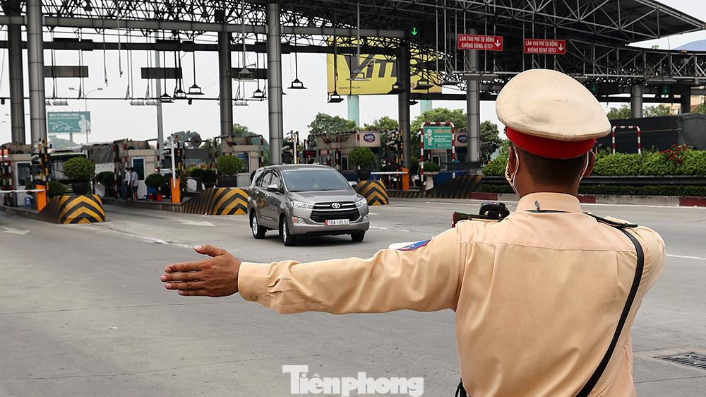 Lực lượng chức năng tổ chức kiểm tra và khai báo y tế cho tất cả các phương tiện có lộ trình vào Hà Nội.