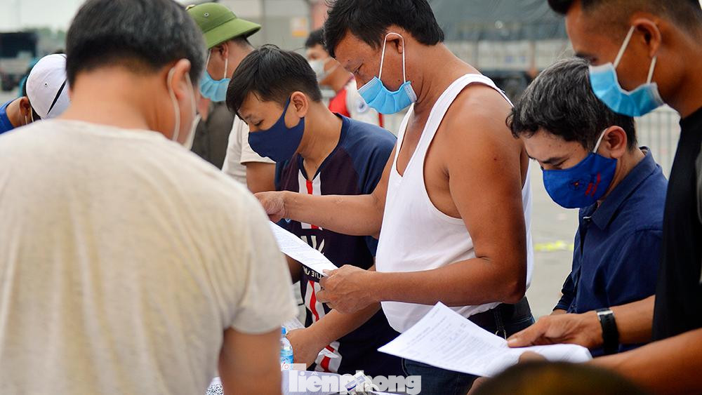 “Sau khi UBND TP Hà Nội ban hành Công điện số 15, từ 0h đêm qua, tất cả các phương tiện đến từ 37 tỉnh thành đang có dịch muốn vào thành phố Hà Nội bắt buộc phải khai báo y tế, có xét nghiệm âm tính. Lực lượng CSGT tiến hành kiểm soát 100% các phương tiện vào thành phố, kể cả các phương tiện mang biển kiểm soát Hà Nội để đảm bảo công tác phòng chống dịch được chặt chẽ nhất”, Đại úy Bùi Đức Minh, Trưởng chốt kiểm soát dịch tại Trạm thu phí cao tốc Pháp Vân - Cầu Giẽ cho biết.