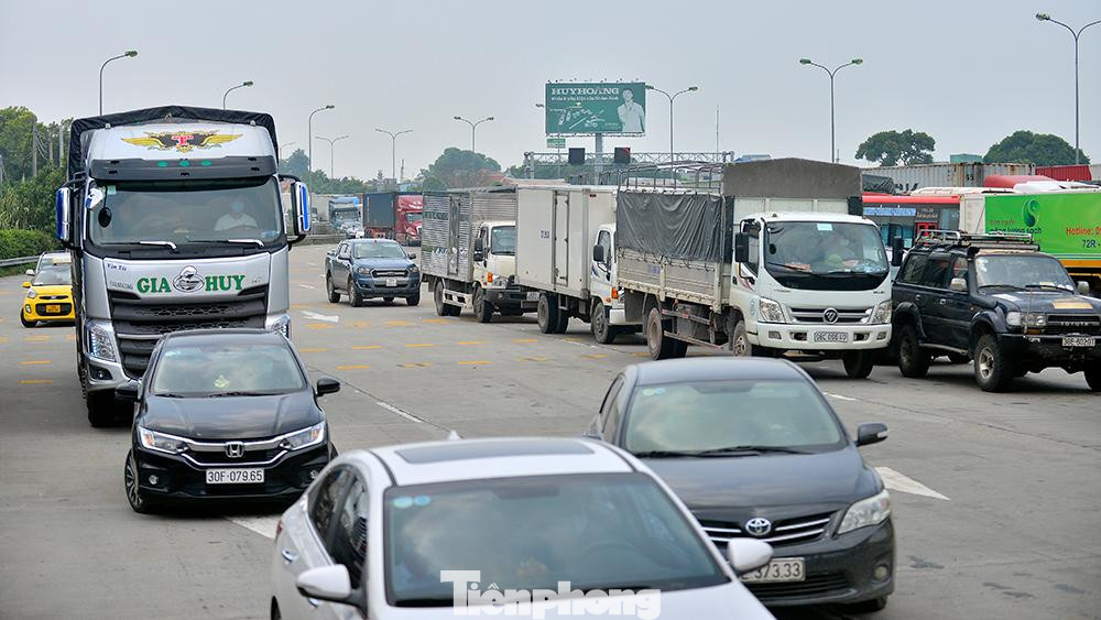 Để kiểm soát kỹ người và phương tiện vào Thủ đô, lực lượng liên ngành tại chốt đã phối hợp với Công ty cổ phần BOT Pháp Vân – Cầu Giẽ chỉ mở 3 làn xe đi qua chốt kiểm dịch.