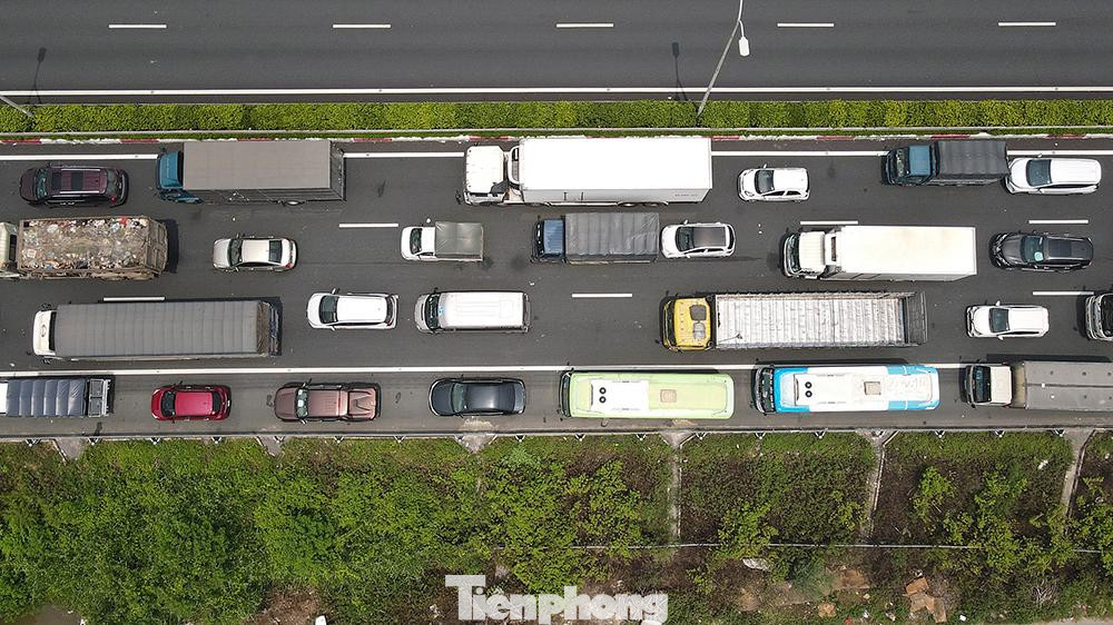 Ô tô xếp kín 4 làn bên phần đường hướng về Hà Nội.