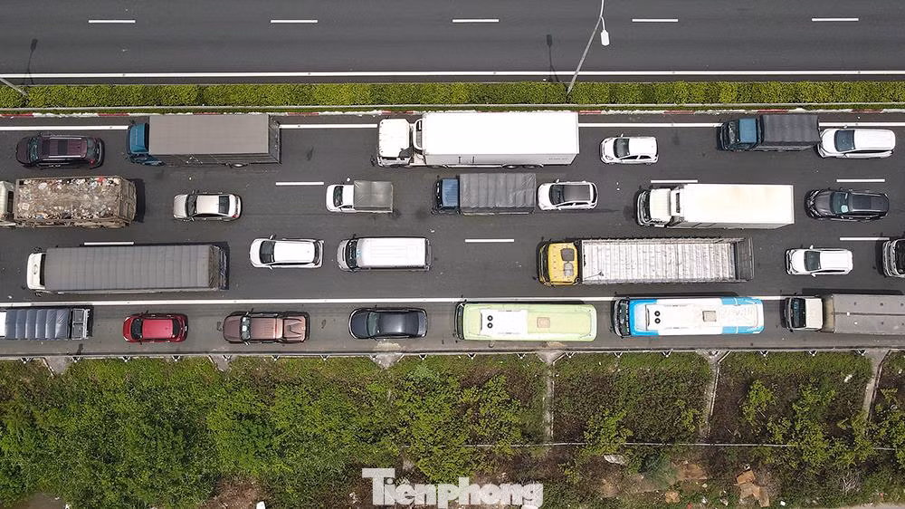 Ô tô xếp kín 4 làn bên phần đường hướng về Hà Nội.