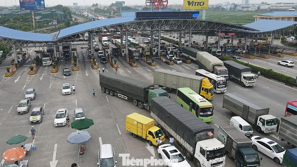 Cảnh xe cộ ùn ứ tại Trạm thu phí Pháp Vân - Cầu Giẽ vào trưa ngày (20/7).