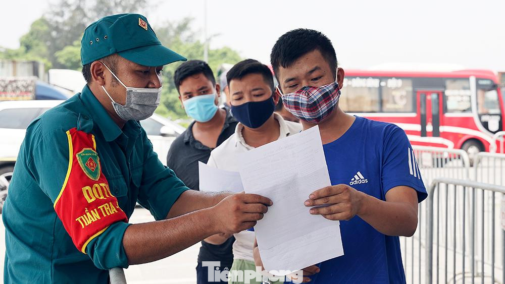 Lực lượng chức năng hướng dẫn khai báo y tế cho các tài xế trước khi làm thủ tục.