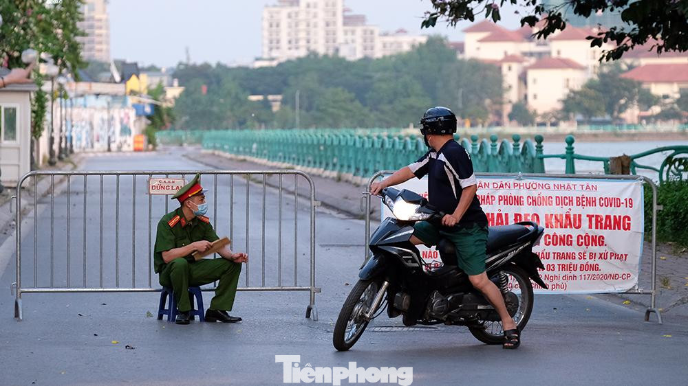 Đoạn đường phố Nhật Chiêu, nơi được giới trẻ thích thú thường tụ tập để "check in" và hay gọi là con đường Hàn Quốc bị lực lượng chức năng quận Tây Hồ rào chắn để hạn chế tụ tập đông người.
