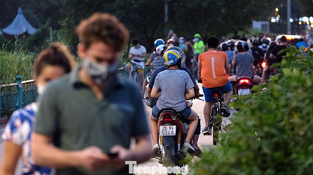 Vào một số thời điểm cuối ngày, đoạn đường Sen Hồ Tây còn có hiện tượng ùn ứ bởi lượng người đạp xe quá đông.