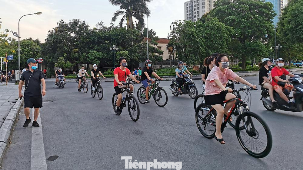 Ghi nhận vào thời điểm 17 giờ 30 hôm nay ở khu vực phố Vệ Hồ (ngay gần trước UBND quận Tây Hồ).