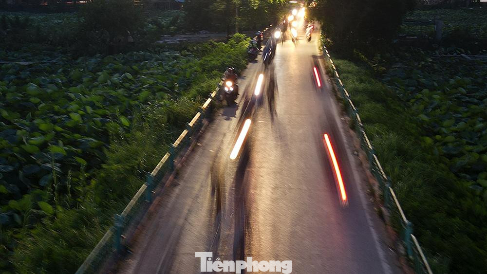 Thời điểm 20 giờ ngày hôm nay (30/5) trên đường Sen Hồ Tây.