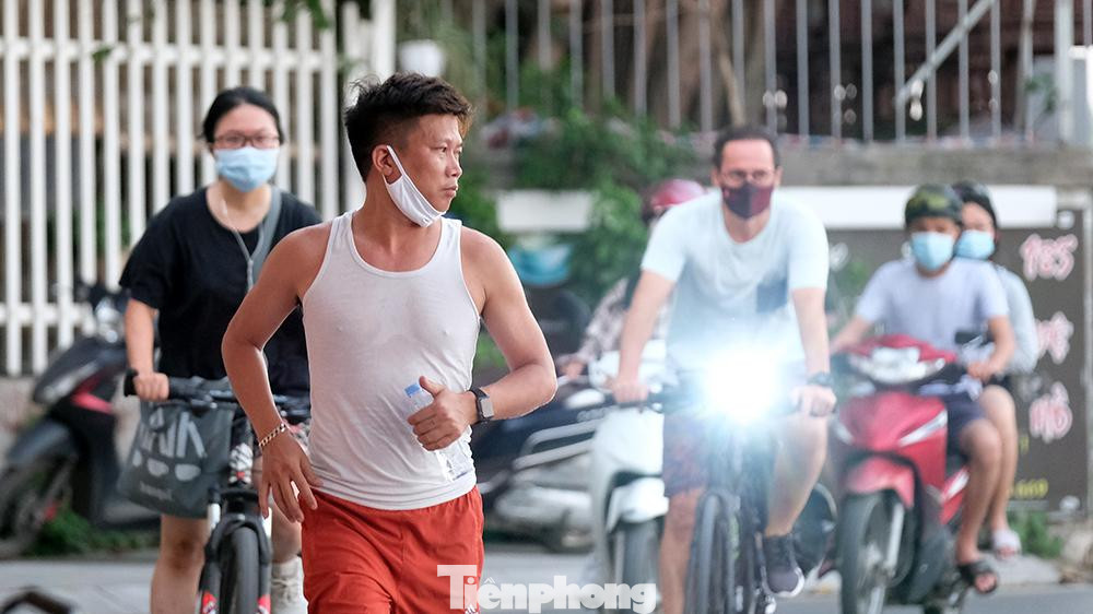 Nhiều người tập thể dục đeo khẩu trang lấy lệ khi ra nơi công cộng.