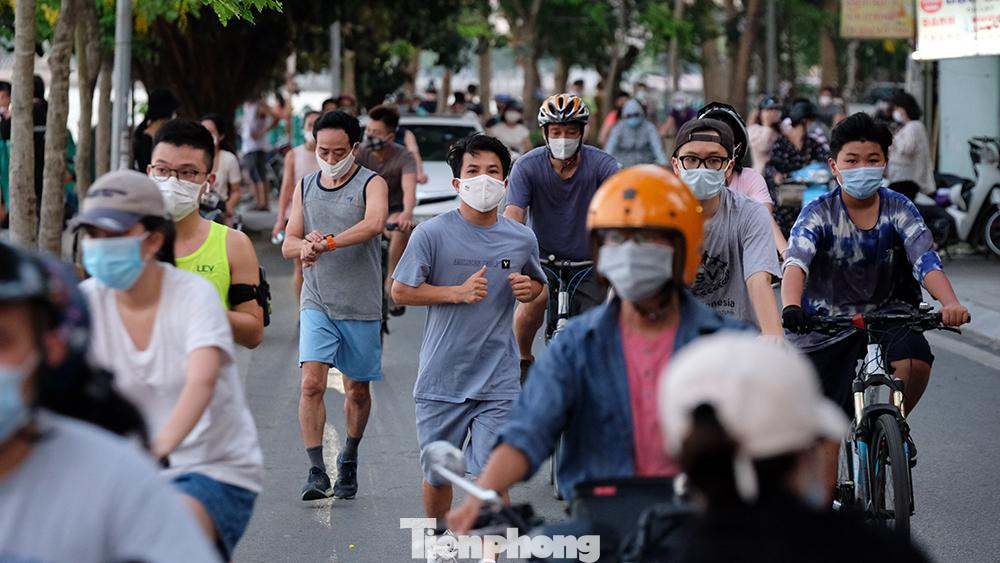 Một đoạn đường Trịnh Công Sơn đông đúc người đạp xe và chạy bộ tập thể dục.