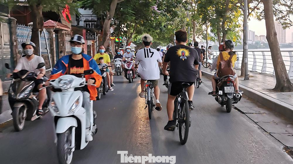 Xe cộ đông đúc trên đường Trích Sài trong buổi chiều hôm nay.