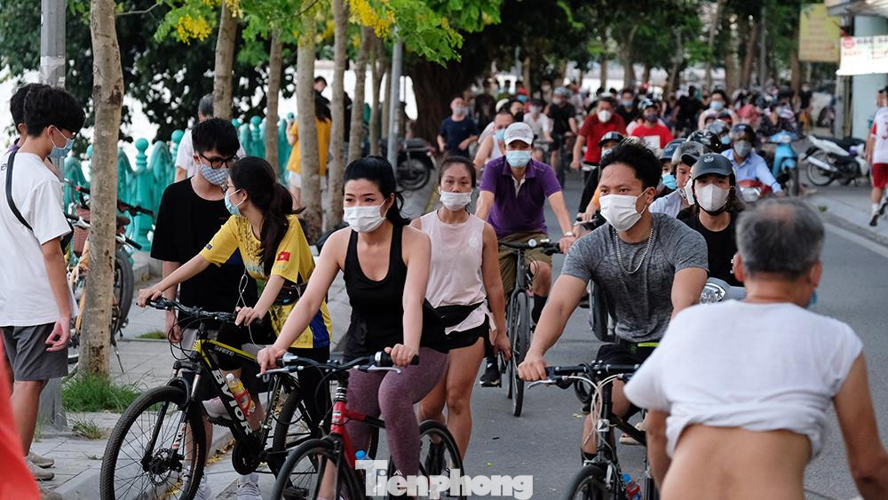 Cụ thể, là tạm dừng hoạt động của nhà hàng, quán bia hơi, chợ cóc, các rạp, trung tâm chiếu phim, các cơ sở dịch vụ spa, massage, xông hơi, phòng tập gym, các hoạt động tập thể dục, thể thao, các sự kiện tập trung đông người tại khu vực công cộng, vườn hoa, công viên cho đến khi có chỉ đạo mới của Ban Chỉ đạo Thành phố Hà Nội.