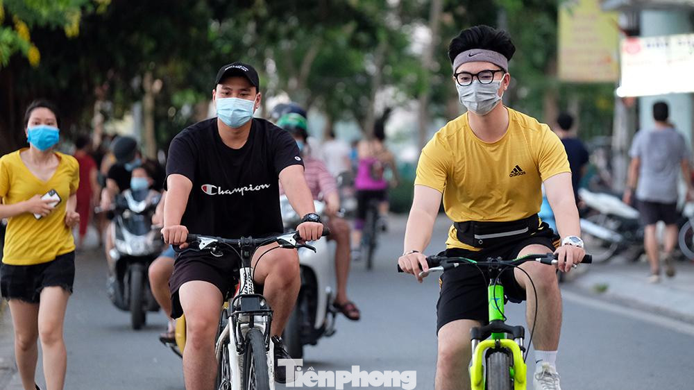 Tuy nhiên, thời gian từ cuối giờ chiều trở đi, rất nhiều người dân thủ đô đổ ra khu vực đường, đặc biệt là quanh Hồ Tây vô tư đạp xe, tập thể dục và hóng mát.