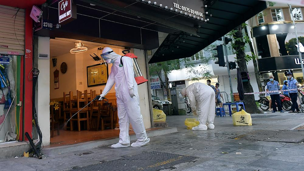 Công tác phun khử khuẩn phòng dịch nhanh chóng được thực hiện ở những địa điểm liên quan đến ca bệnh.