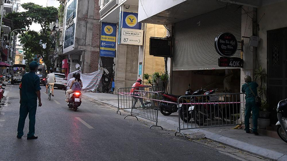 Địa điểm khách sạn ở số 89 phố Bùi Thị Xuân được phong tỏa ngay sau khi có thông tin xuất hiện ca nhiễm COVID-19.