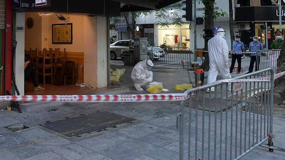 Sau khi có thông báo của CDC Hà Nội, lực lượng chức năng đã tiến hành phong tỏa tạm thời một số hàng quán ở khu vực phường Nguyễn Du có liên quan tới những trường hợp dương tính SARS-CoV-2 vừa ghi nhận để điều tra dịch tễ và lấy mẫu xét nghiệm cho các cá nhân liên quan.