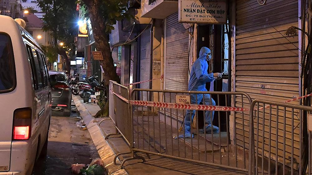 Đội ngũ y tế quận Hai Bà Trưng tiến hành sàng lọc và truy vết những người liên quan và tiếp xúc gần với những ca dương tính với SARS-CoV-2.