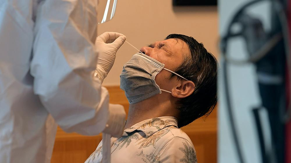 Việc lấy mẫu xét nghiệm cũng khẩn trương được thực hiện ngay đầu giờ tối 11/7.