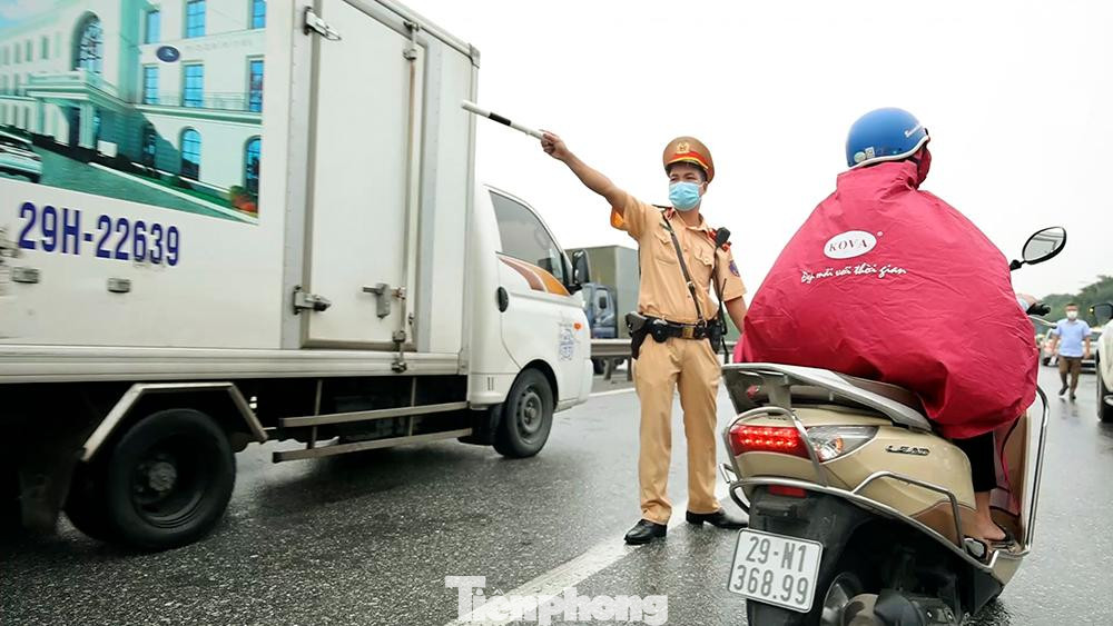 Nhiều phương tiện dừng lại để quét mã QR code nhưng không xảy ra ách tắc.