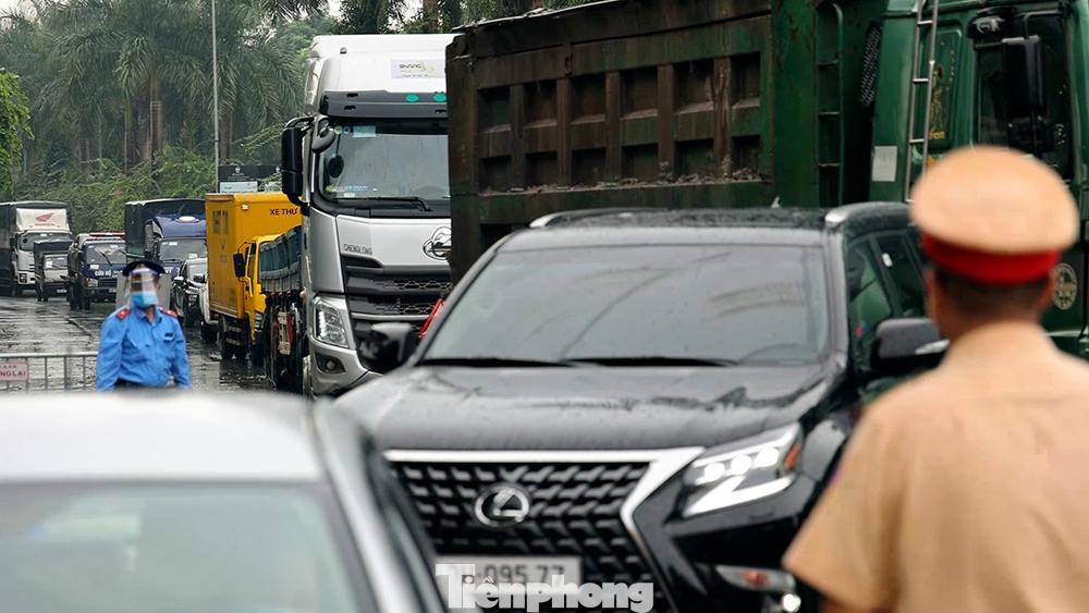 Dù thời tiết có mưa vào giờ cao điểm nhưng các phương tiện lưu thông khá nhịp nhàng.