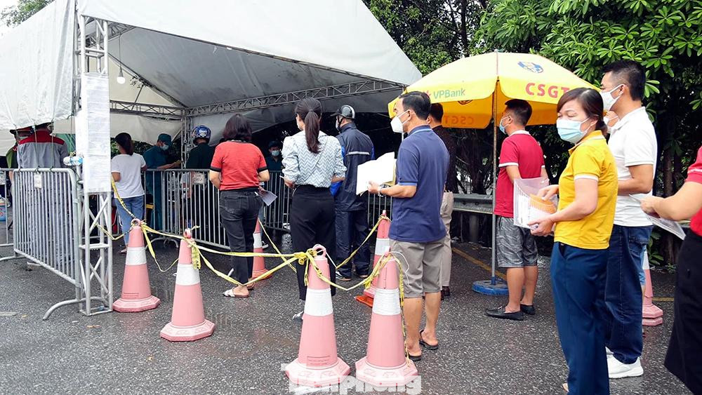 Người dân xếp hàng, giữ khoảng cách khai báo y tế cũng như xuất trình các giấy tờ cần thiết khi vào Thủ đô.