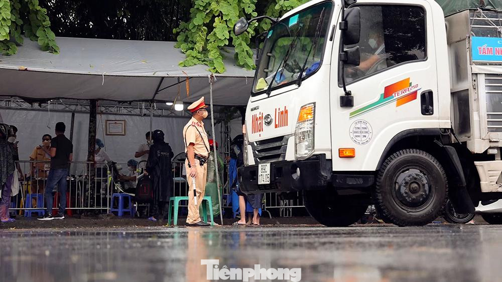 Lực lượng chức năng tại chốt này cho biết: Hiện tượng ùn tắc xảy ra những ngày trước đó chủ yếu do người dân chưa nắm được thông tin, dẫn đến qua chốt nhưng không có lý do chính đáng, hoặc thiếu giấy đi đường, giấy xét nghiệm hợp lệ.