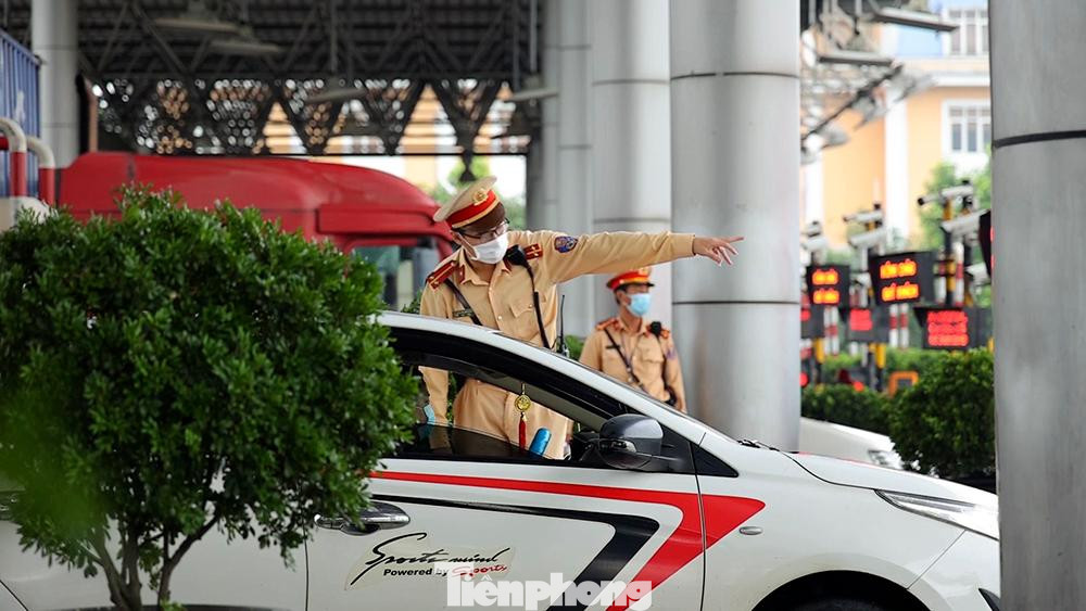 Một số phương tiện bị buộc quay đầu, chủ yếu vì lí do thiếu giấy xét nghiệm PCR âm tính. Nhiều chủ phương tiện cho rằng: Các quy định về giấy xét nghiệm nên linh hoạt hơn, nhất là với những trường hợp đã tiêm vắc xin.