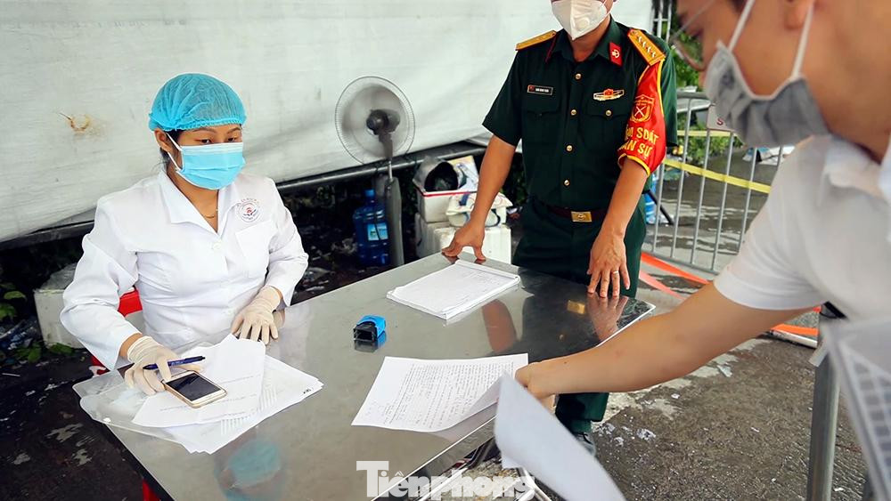 Việc khai báo y tế và kiểm tra giấy tờ diễn ra nhanh chóng và thuận lợi, tuy nhiên, vì lượng phương tiện hướng ra khỏi thành phố trong ngày khá đông, dẫn tới việc các phương tiện phải dừng/chờ đến lượt.