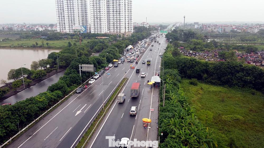 Tại chốt kiểm soát dịch ở chân cầu Phù Đổng - nơi kiểm soát phương tiện ra vào từ các tỉnh Bắc Ninh, Bắc Giang, Lạng Sơn… trong giờ cao điểm buổi sáng thứ hai lượng phương tiện lưu thông khá đông, đặc biệt là chiều từ các tỉnh vào Hà Nội.