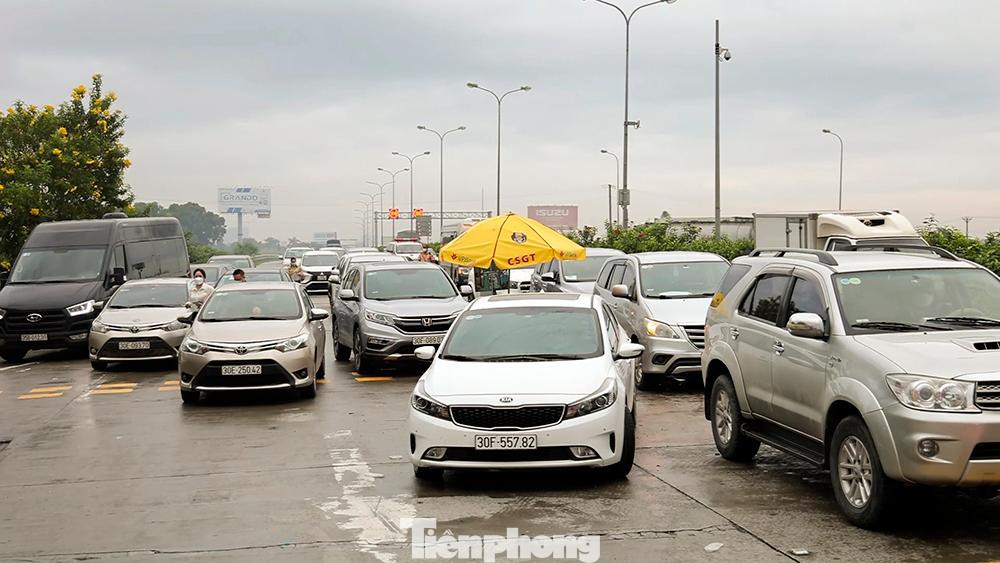 Trái với hai chốt kiểm soát nói trên, tại chốt kiểm soát dịch bệnh trạm thu phí Pháp Vân – Cầu Giẽ, hướng phương tiện đi ra khỏi thành phố ùn tắc nhẹ, trong khi hướng ngược lại khá thông thoáng.