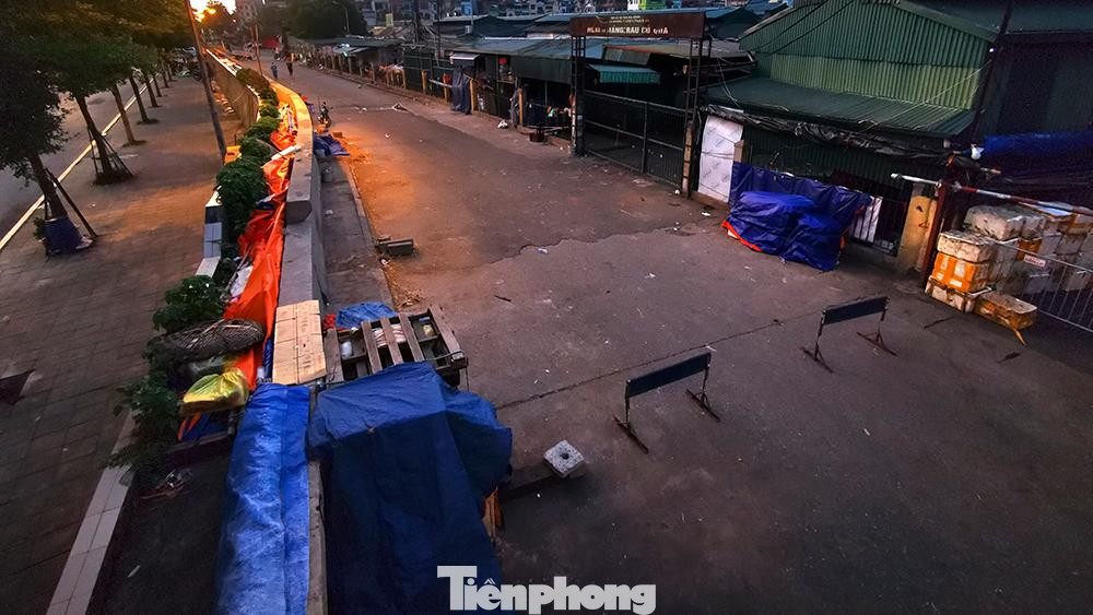 Cảnh chợ Long Biên sau khi bị phong tỏa vì COVID-19 ảnh 6
