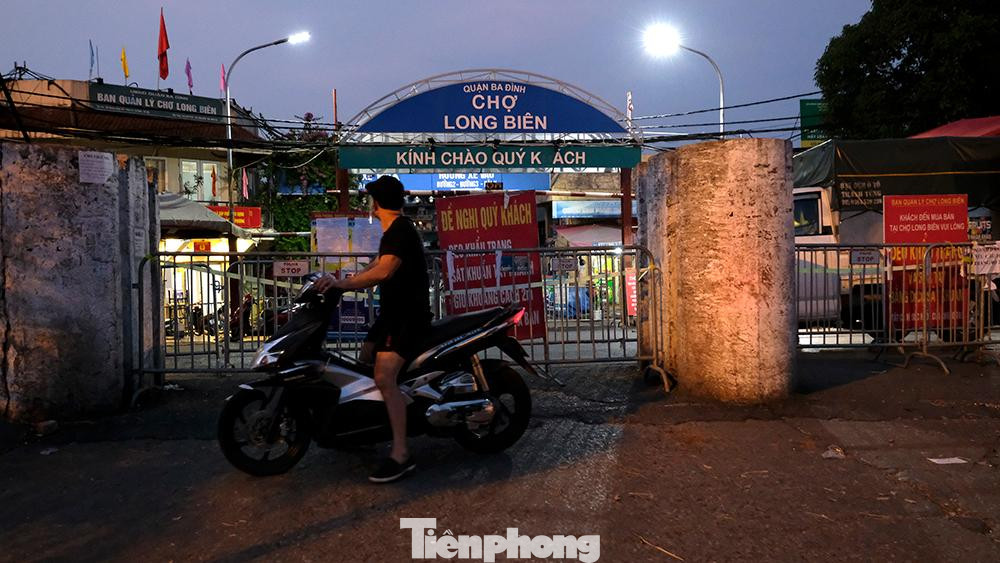 Lý do phong toả chợ, theo quận Ba Đình là do có trường hợp mắc COVID-19 (N.Q.T, sinh năm 1994, tạm trú ngõ 187 Hồng Hà) đến giao hàng cho một số tiểu thương tại chợ.