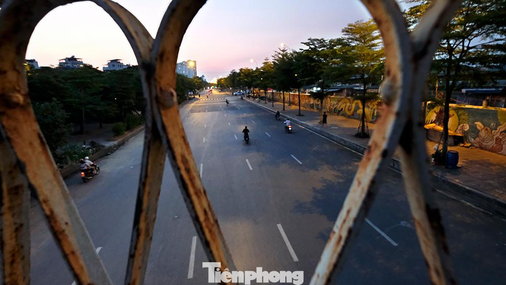 Phía ngoài cổng chính chợ Long biên vào thời điểm 19 giờ hôm nay.