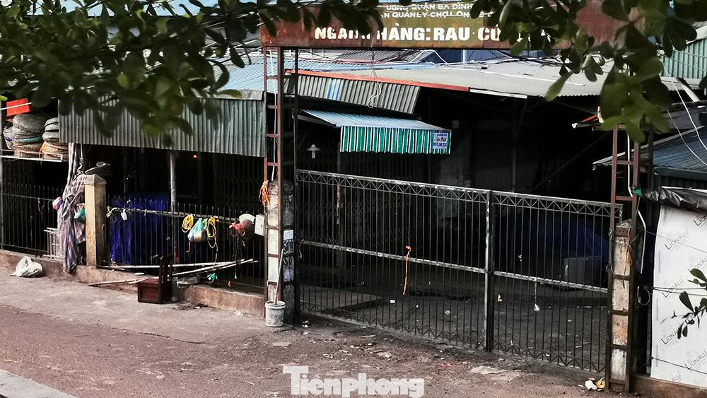 Hai ngày trước, chợ Long Biên chỉ rào chắn phong tỏa một phần chợ là khu vực buôn bán cá tôm. Ngày hôm nay 2 khu còn lại bán hàng rau củ và trái cây cũng bị phong tỏa để phòng dịch.