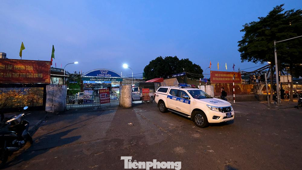 Trưa nay (3/8), quận Ba Đình tiến hành phong toả chợ Long Biên để phòng chống dịch COVID-19.