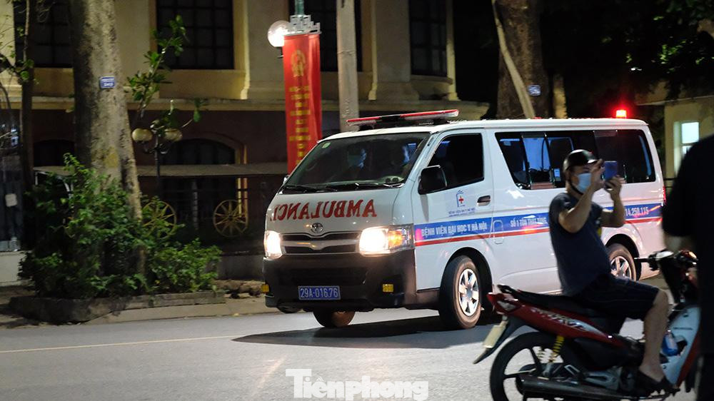 Thực hiện các quy định phòng chống dịch của Thủ tướng, Ban Chỉ đạo Quốc gia phòng chống dịch COVID-19 và hướng dẫn của Bộ Y tế, Bộ GTVT đã chủ động cho phun khử khuẩn toàn bộ cơ quan. Xe chuyên dụng của lực lượng y tế liên tục vào phía trong trụ sở Bộ tại số 80 Trần Hưng Đạo (Hà Nội).