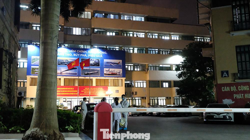 Gần 21h cùng ngày, các phòng làm việc của trụ sở Bộ GTVT vẫn sáng đèn.