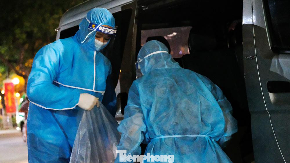 Kết quả xét nghiệm nhanh cho thấy trường hợp nhân viên trên nghi nhiễm COVID-19, nên được lấy mẫu đề xét nghiệp theo phương pháp PCR.